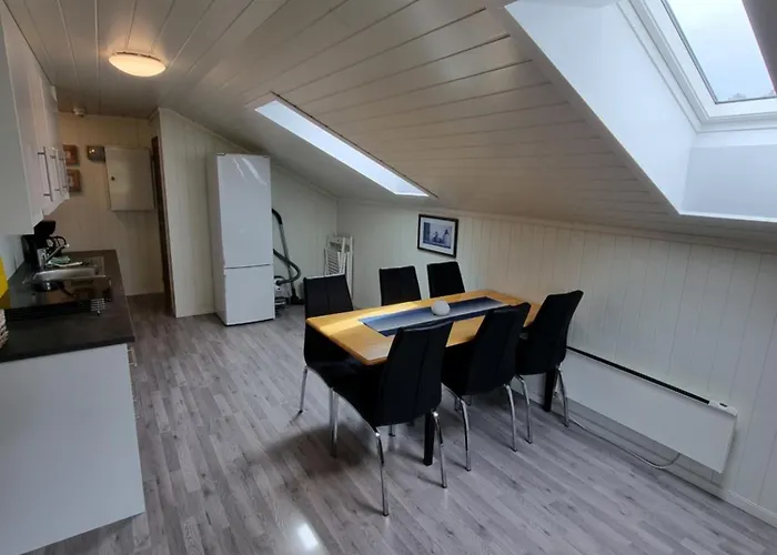 Golf, Cosy 2 Bed With Water Views דירה *