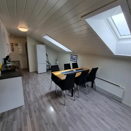 Golf, Cosy 2 Bed With Water Views Апартаменты *